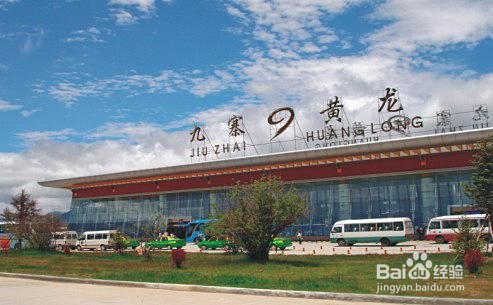 九寨沟位于阿坝藏族羌族自治州九寨沟县,附近有九寨黄龙机场
