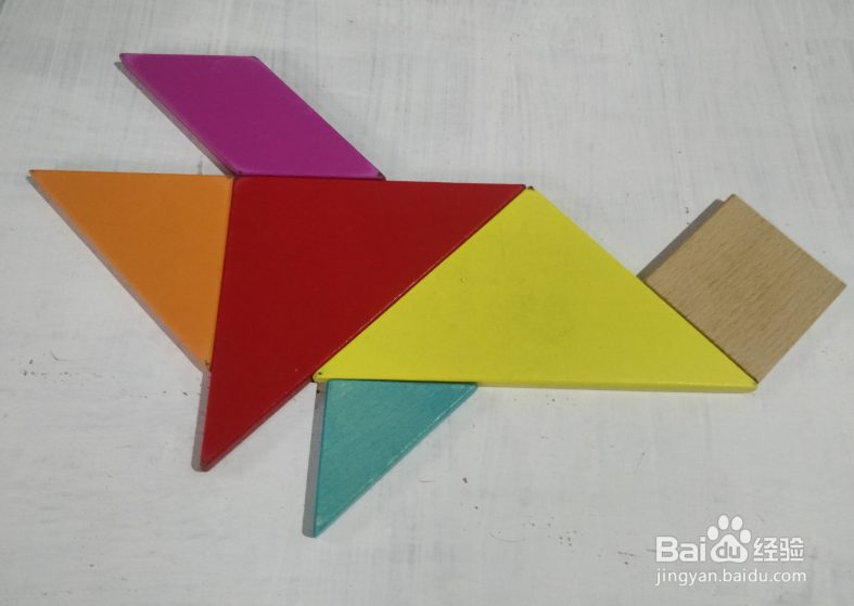 用七巧板怎样拼一只游泳的企鹅?