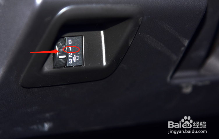 雪佛兰科迈罗汽车灯光高度怎么调节