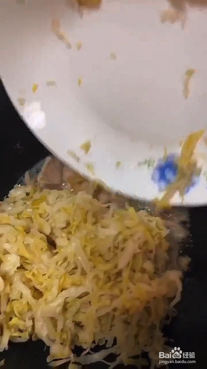 如何制作五花肉炒酸菜？