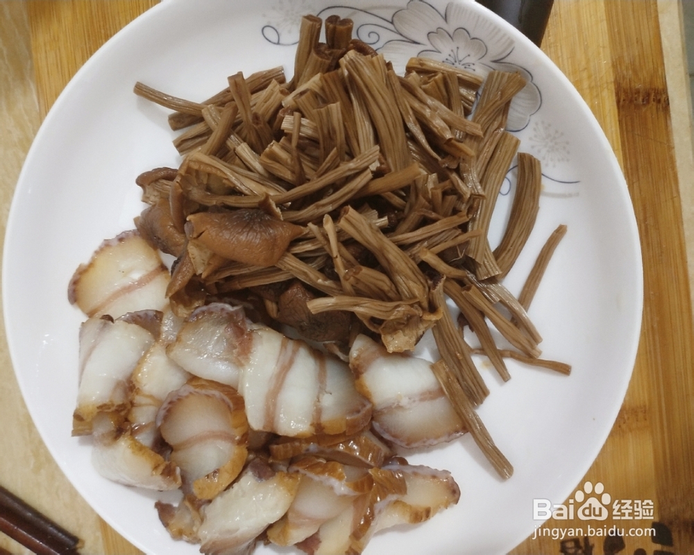毫无压力做茶树菇炒腊肉
