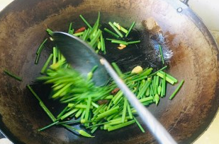 韭苔炒牛肉怎么做