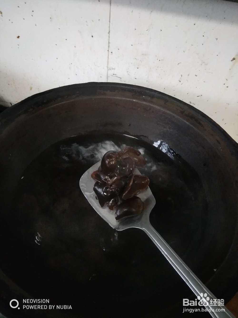 泡发木耳过水焯方法