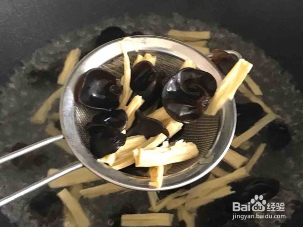 腐竹木耳炒鸡肉的做法