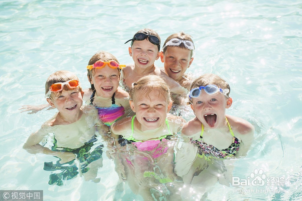 如何在游泳池玩马可波罗抓人游戏