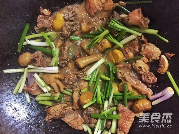 板栗焖鸡的做法