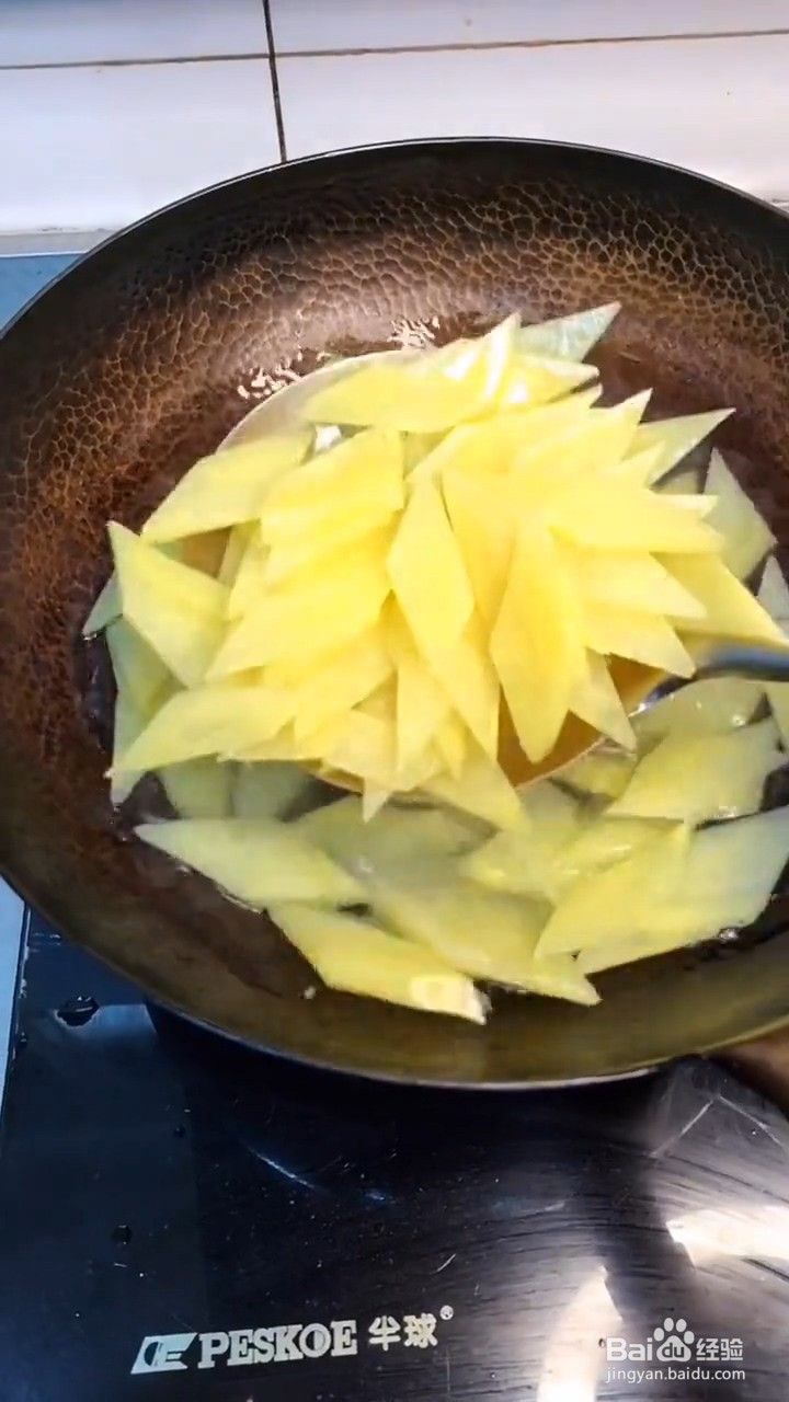 如何制作西红柿炒土豆片？