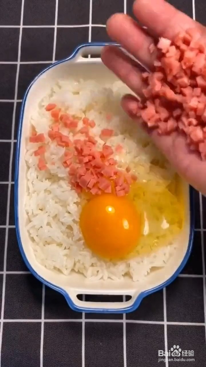 如何制作蛋炒饭披萨