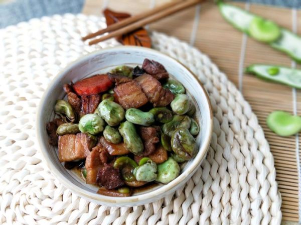 五香五花肉焖蚕豆