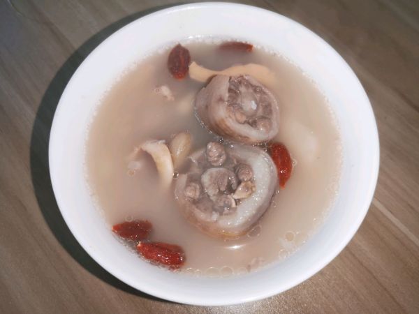 墨鱼猪尾花生汤