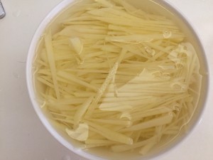 炒土豆丝的做法分享。