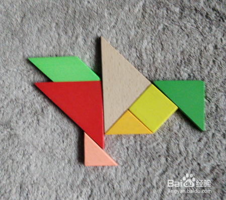 俯身拍翅的鸭子用七巧板怎么拼接？