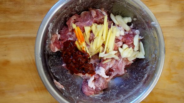 先炒莴笋还是炒肉