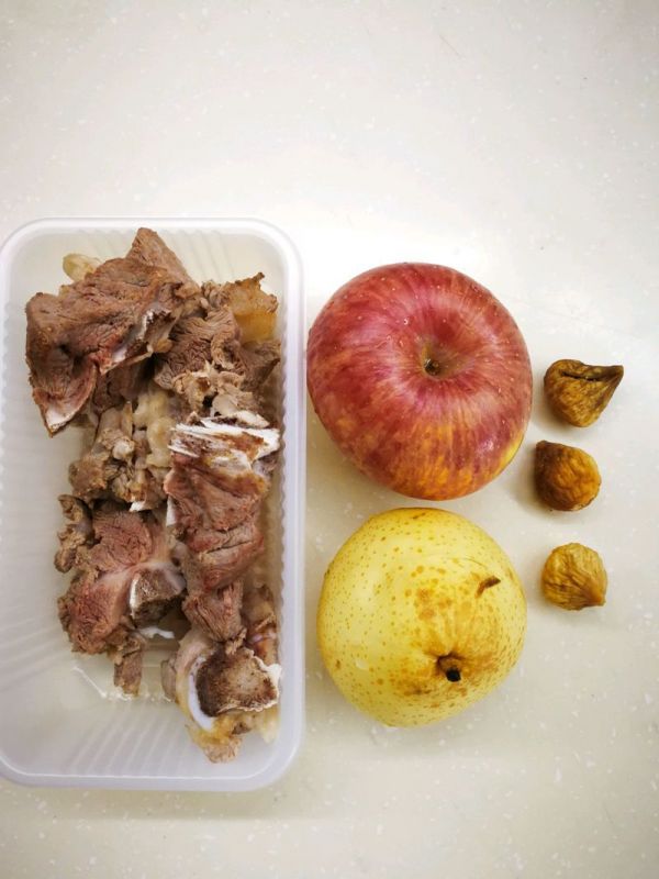 清甜滋润苹果雪梨无花果排骨汤