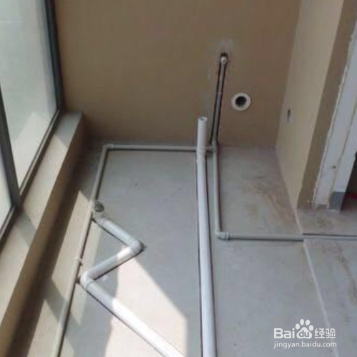 阳台水管外露巧妙装饰