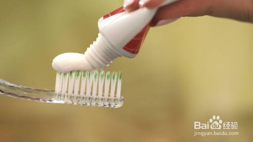 如何快速去除衣服上的油渍