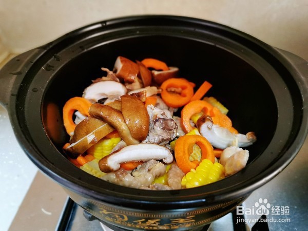 胡萝卜玉米香菇鸡汤