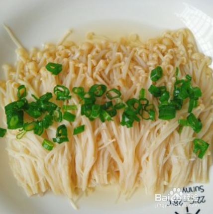 美味的蒜蓉豆瓣酱蒸金针菇