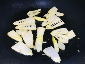 春笋鲜虾片煲汤的做法