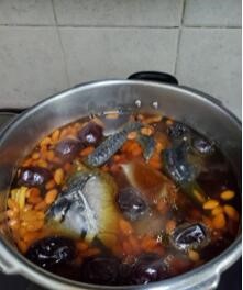 怎么调理出一道美味的乌鸡煲十全大补汤 ？