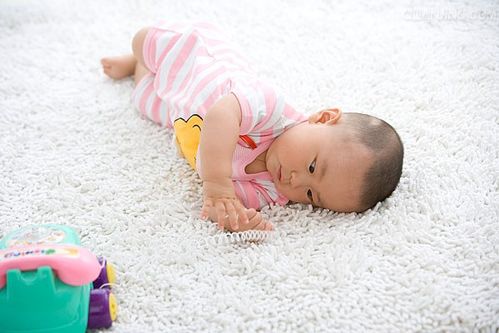 有什么小游戏能训练宝宝翻身?