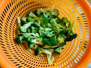 食补养生腊肠炒西兰花的做法