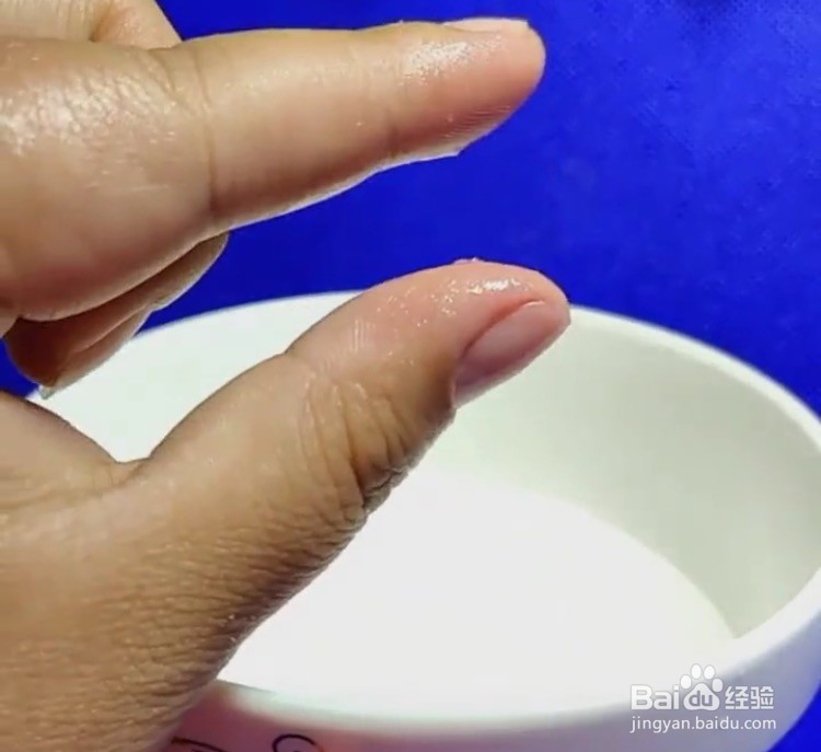 胶水粘在手上怎么清理？