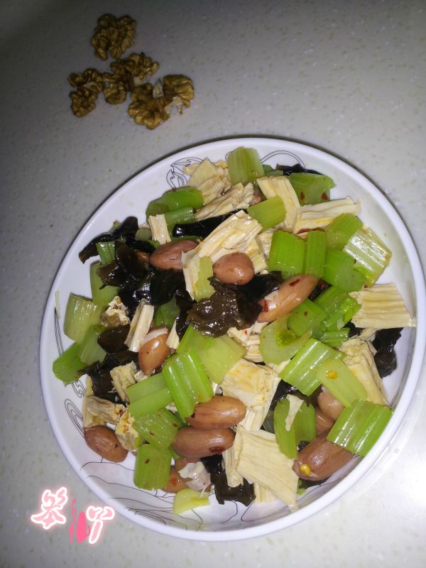 西芹花生米腐竹小菜