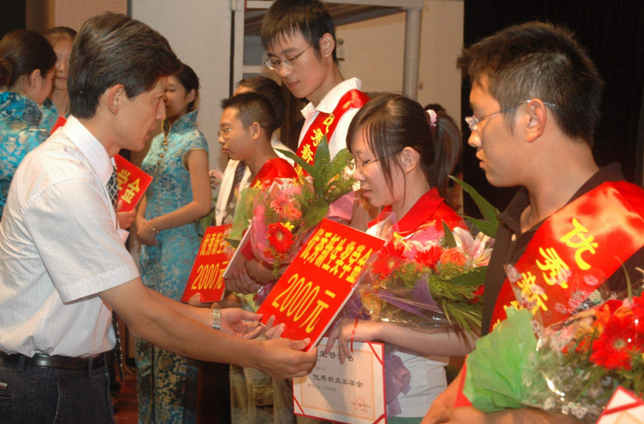 大学奖学金申请书的格式是什么？希望可以得到一个详细全面的回答。谢谢了。