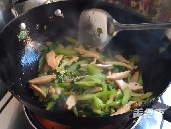 芹菜炒香干的做法