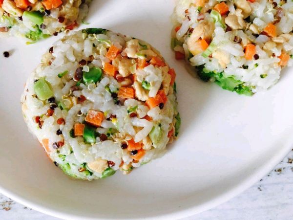 藜麦鸡肉蔬菜饭团