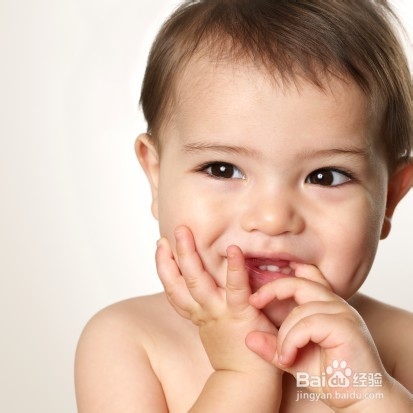 宝宝喜欢吃手怎么办