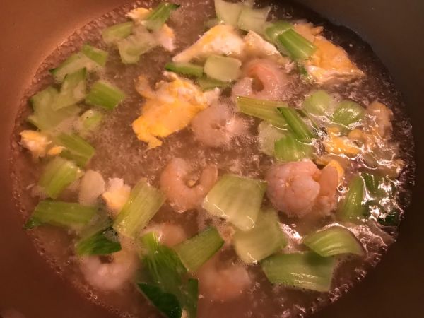 豆苗青菜虾仁年糕汤