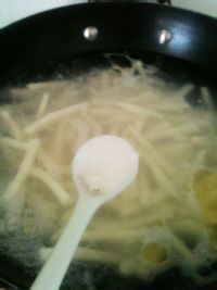 教大家菜心肉末汤年糕的做法