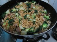 教大家肉片菜心炒面的做法