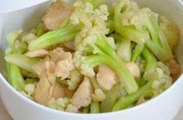 菜花炒鸡肉怎么做