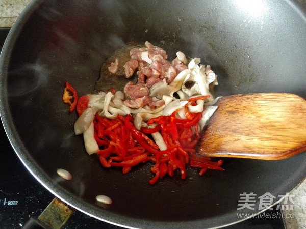 菌菇肉丝炒乌冬