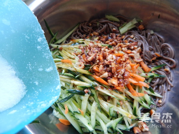 黄瓜鸡蛋皮凉拌荞麦面