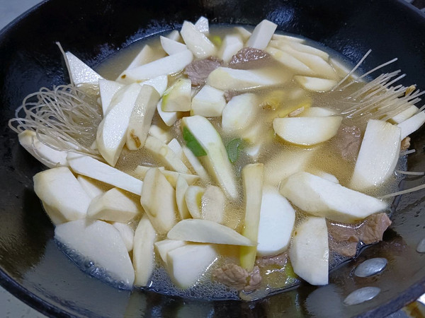 五花肉芋头炖粉条
