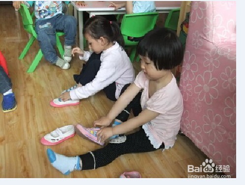 1岁内宝宝怎样正确穿衣？