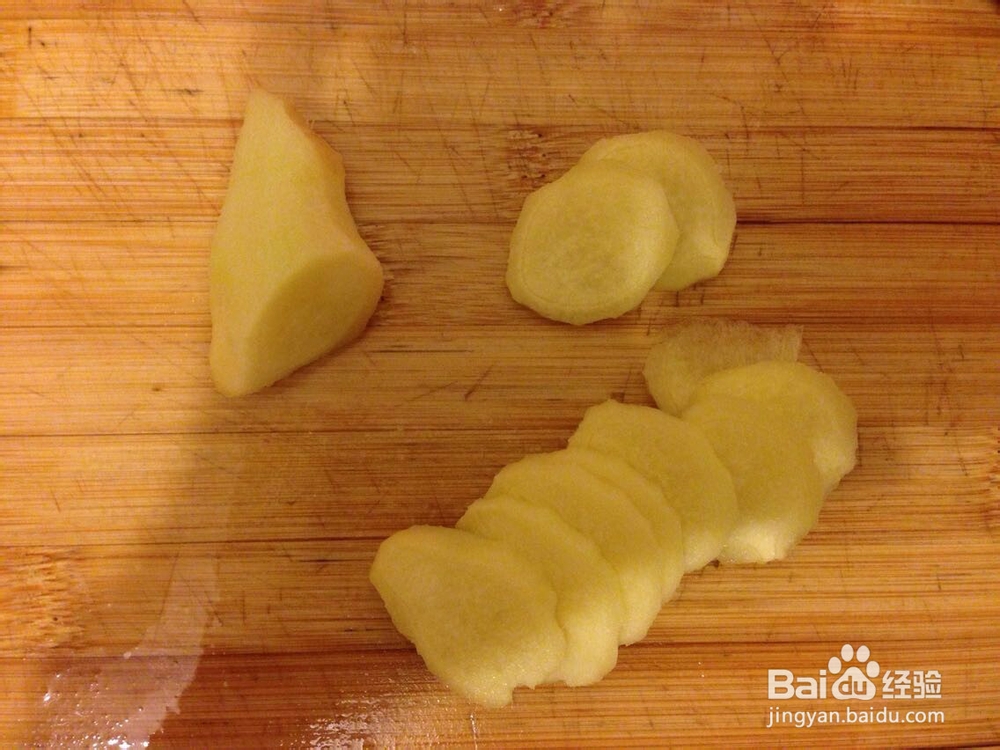 菜鸟都可以完成的鲜甜浓汤:萝卜丝鲫鱼汤