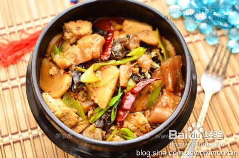 香辣牛筋豆腐煲的做法