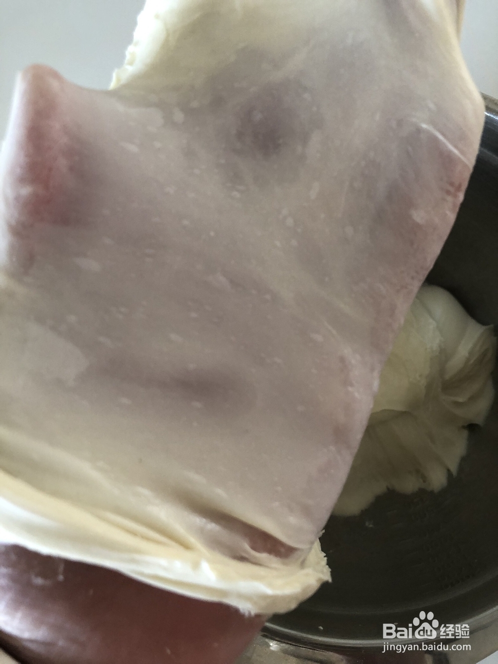 香气浓郁的芝士肉肠香葱面包