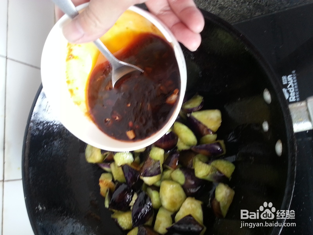 东北肉段烧茄子的做法