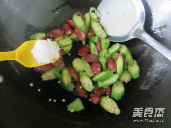 干煸香肠秋葵