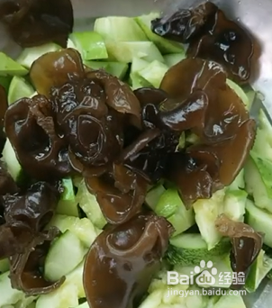 如何做鲜香黄瓜拌木耳？