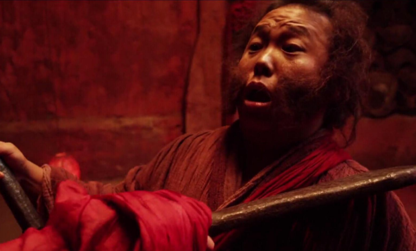 一个胖太监掉进粪坑里是什么片子。古装的。 戴帽子脸上粉很厚