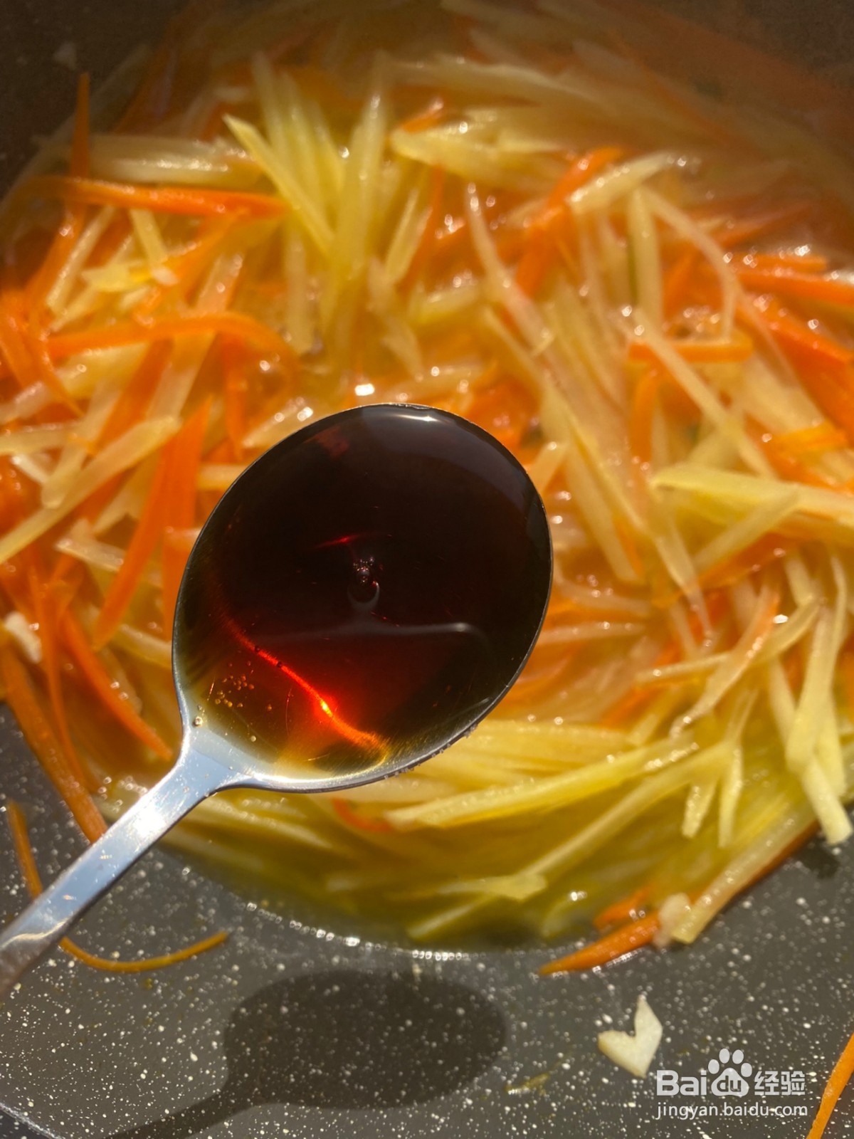 胡萝卜炒土豆丝的做法