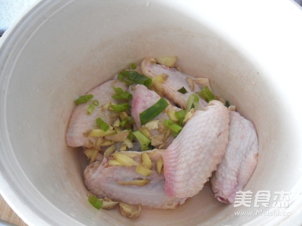 金蒜鸡翅的做法