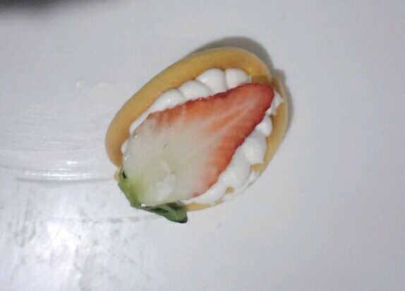 #网红美食我来做#奶油草莓小贝